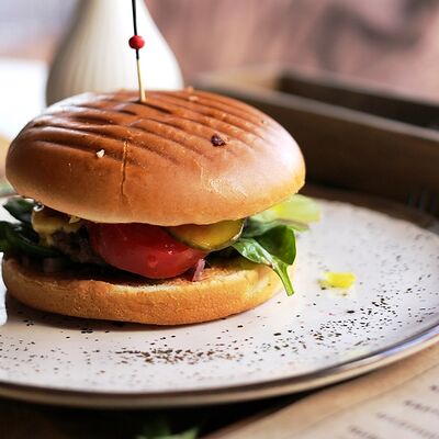 Бургер с говядиной в LOFT по цене 550 ₽