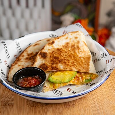 Кесадилья с авокадо в El Machete по цене 580 ₽