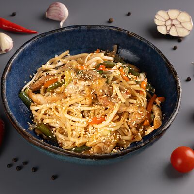 Вок с курицей и овощами в соусе Удон в Активити парк по цене 480 ₽