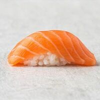 Нигири с лососем в Тихий Sushi Lab