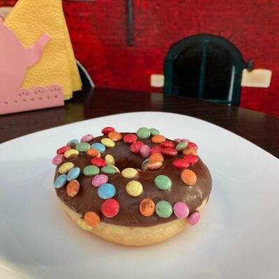 Шоколадный донат с цветным драже в Lekker по цене 110 ₽