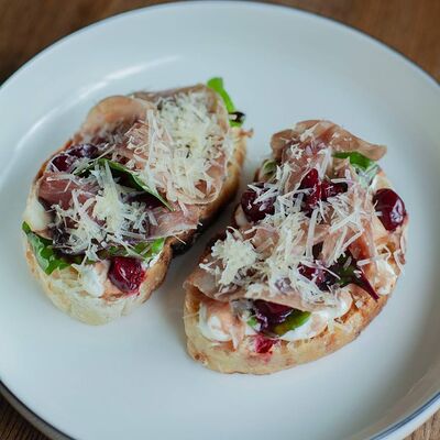 Брускетта с прошутто и томленой вишней в Гости, бистро по цене 510 ₽