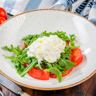 Салат с рукколой и сыром страчателла в Роял Палас по цене 530 ₽