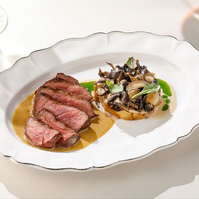 Мраморная говядина с трюфельным жу, стейком из сельдерея и сезонными грибами в Cristal по цене 1400 ₽