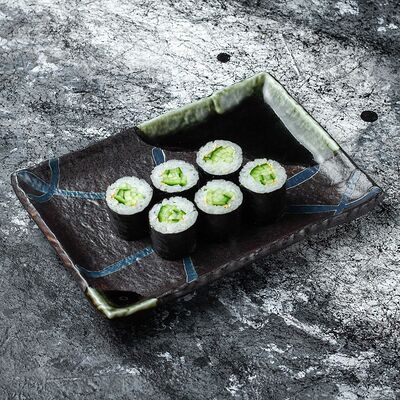 Вегетарианский ролл с огурцом в Sushi House по цене 230 ₽