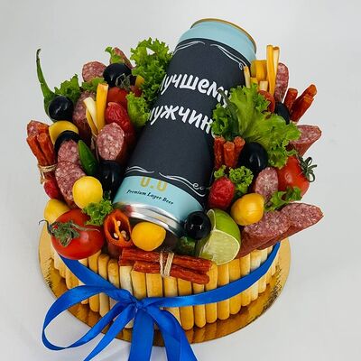 Оригинальный колбасный торт с безалкогольным пивом для лучшего мужчиныв Дарите красиво по цене 4398 ₽