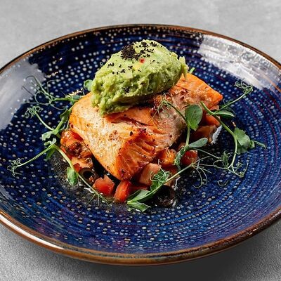 Запеченное филе форели в Si M patio по цене 1170 ₽