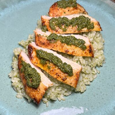 Курица с соусом грин-карри на подушке из жасминового рисав Guava Bar по цене 510 ₽