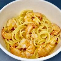 Спагетти с тигровыми креветками в соусе том ям с кокосовыми сливками в Пирс 23