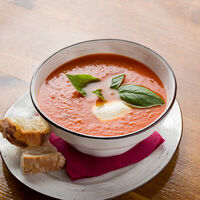 Томатный суп с моцареллой в Perbacco Italian Restobar