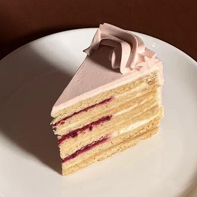 Сметанный с малиной кусочек тортав Biscuit House по цене 600 ₽