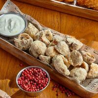 Шампиньоны фри с трюфельной сметаной в BBQ Beer Restaurant
