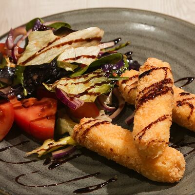 Салат с жареным сулугуни и томатами в бакинском стиле в Троя по цене 570 ₽