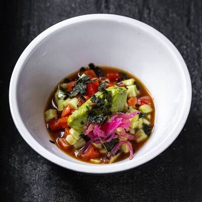 Тартар из лосося, авокадо и соус понзу в Техникум по цене 740 ₽