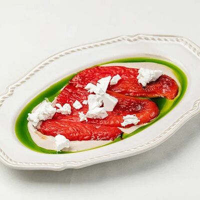 Перец печеный с фетой и соусом из тунца в Кафе Калачи по цене 550 ₽