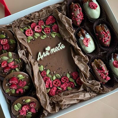 Шоколадный набор с финиками в Berry sweets по цене 2735 ₽