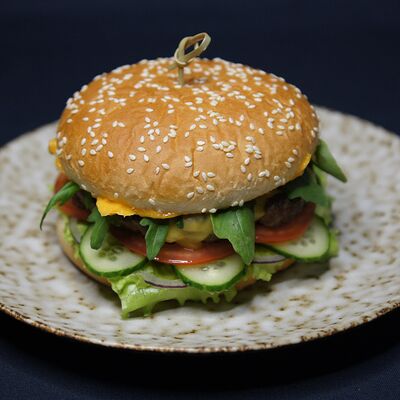 Бургер с говядиной и соусом том ям в Пойдем зайдем по цене 630 ₽