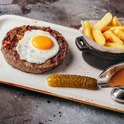 Бифштекс из говядины с глазуньей в Torro Grill по цене 1380 ₽