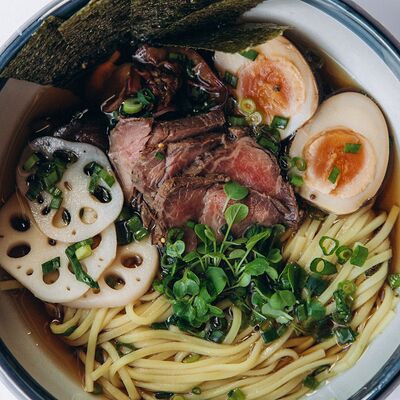 Рамен с говядиной, древесным грибом и корнем лотоса в Sava по цене 790 ₽