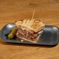 Пастрами сэндвич с луковым соусом в 321 Club by Novikov