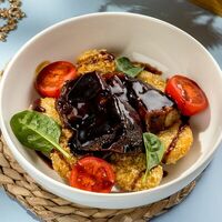 Томленая щека с хрустящим картофелем в Kumpan