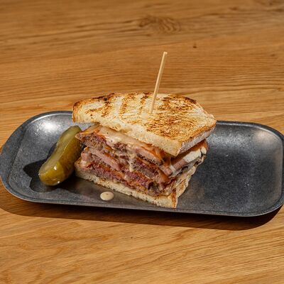 Пастрами сэндвич с луковым соусом в 321 Club by Novikov по цене 990