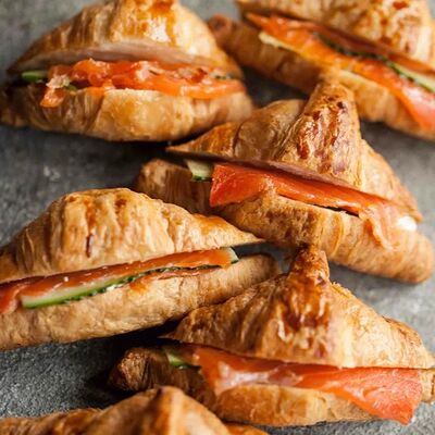 Круассан-сэндвич с лососем (9 шт.)в Svekla Catering по цене 2230 ₽