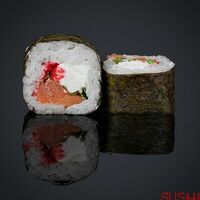 Домашний ролл с лососем в Sushi Boom