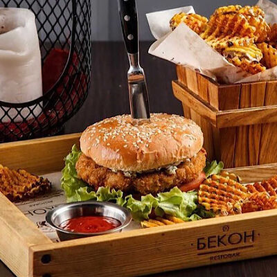 Бургер Королева курятника в Restobar Бекон по цене 760 ₽