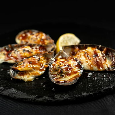 Мидии в створке под спайси соусом в Мистер суши по цене 618 ₽