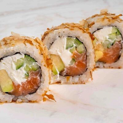 Ролл Бонито с лососемв Satoshi Sushi по цене 740 ₽