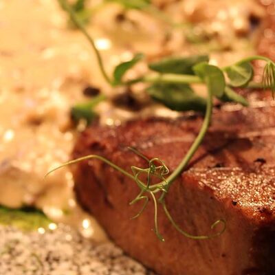 Говяжий язык в сливочном соусе в Дирхам Халяль по цене 1100 ₽