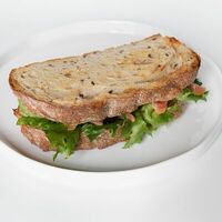 Сэндвич с лососем, творожным сыром и соусом из клюквы в Мера кофе