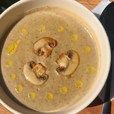 Сливочный крем-суп с шампиньонами в Чёрноморская пицца по цене 310 ₽