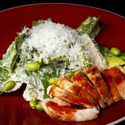 Листья романо с куриной грудкой и бобами эдамаме в Кабуки по цене 390