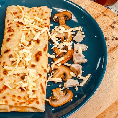 Блин с курицей, грибами и сыром в Гвозди по цене 290 ₽