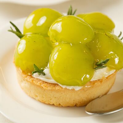 Тарт киви-виноград с сырным кремомв Север-Метрополь по цене 533 ₽