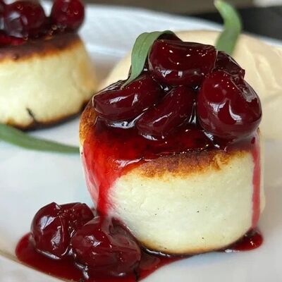 Сырники с вишней на бурбоне и кремом тирамису в Salva dor bistro по цене 410 ₽