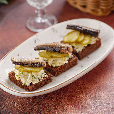 Бутерброды праздничные со шпротами в Сандуны Урал по цене 400 ₽