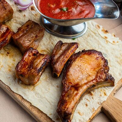 Шашлык из cвинoй корейки с картофелем на мангале в На углях по цене 700 ₽