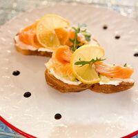 Брускетта со слабосолёной семгой в Iris