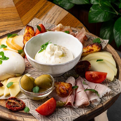 Ассорти из домашних молодых сыров в Сыроварня по цене 3000 ₽