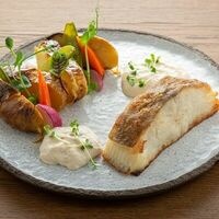 Мурманский палтус с картофелем из костра, молодыми овощами и соусом из копченой грудинки с самогоном в Русская рыбалка