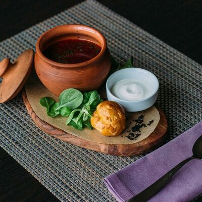 Борщ с ростбифом, деревенской сметаной и пампушками наваристый в Per Se по цене 995 ₽