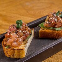 Рокетсы с понзу и трюфельным маслом в The Rocket Bar