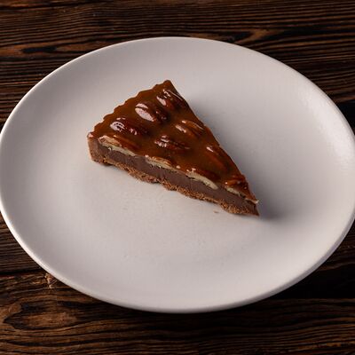 Шоколадный тарт с орехом пекан в Luciano по цене 950 ₽