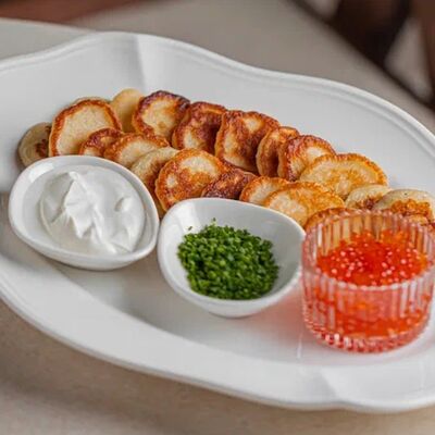 Икра лососевая с оладьями и сметаной в Особняк по цене 3140 ₽