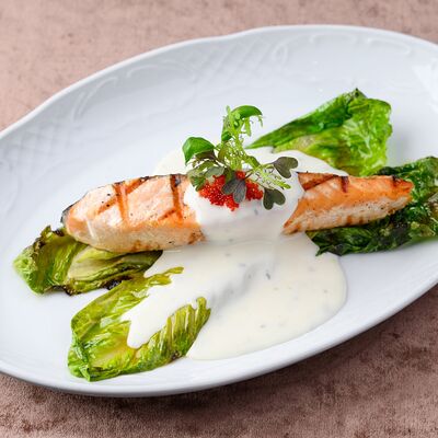 Стейк из лосося с листьями романо на гриле с соусом блю чиз в Chento по цене 1260 ₽