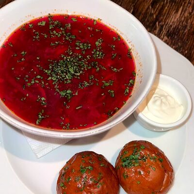 Борщ с пампушками в Рюмочная Prolive по цене 450 ₽