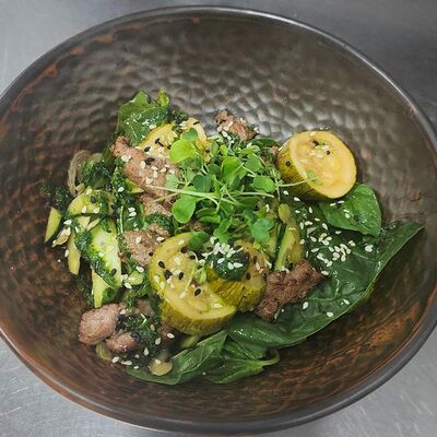 Салат с ростбифом в Bistro 113 по цене 570 ₽